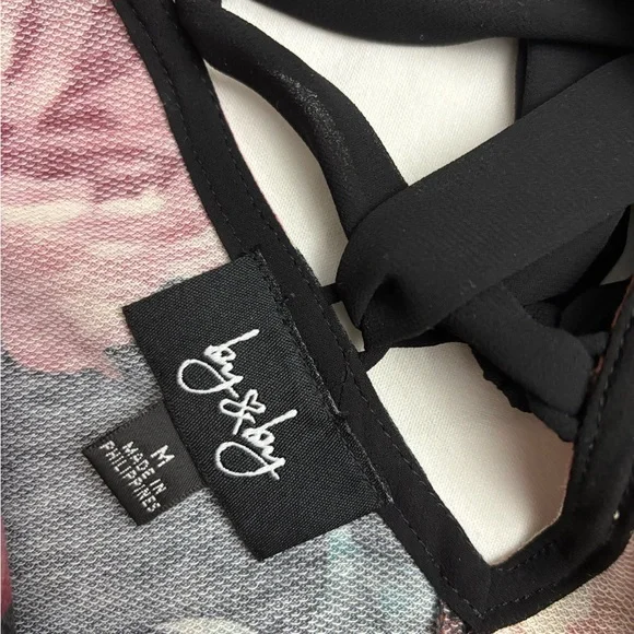 Ladies gray, rose and salmon-toned floral dress with lattice tie. Size M - Picture 3 of 4